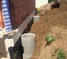 Mise en place des piliers pour les fondations du garage