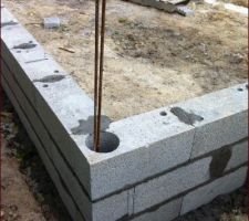 Trois rangées de parpaings sot prévues pour le vide-sanitaire.