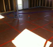 Pose de l'isolant au sol avant chape finale