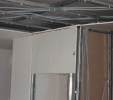 Des infiltrations d'eau ont fait tomber le plafond en BA13. Quel constat ? il manque de l'isolation tout autour des murs extérieurs entre la dalle et le plafond suspendu.
Comment vérifier un tel défaut à la livraison ? à l'utilisation ? quand tout semble correctement assemblé, à la vue