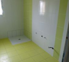 Salle d'eau. La douche n'est pas finie.