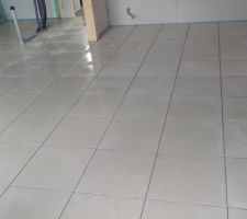 Carrelage de la pièce principale avec nuance pour la cuisine