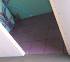 Vue lointaine du carrelage de la SDB