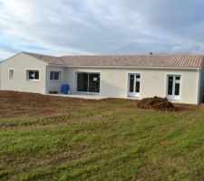 Façade arrière sans le gros tas de terre, ça commence à prendre forme.