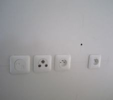 Quelques prises du séjour (dont RJ45 et TV/Radio/Sat), modèle Ovalis de chez Schneider Electric.