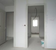 Chambre parentale, dressing et salle de bains.
