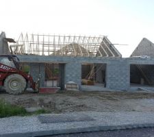 Fin de la maçonnerie du pignon et début de la charpente industrielle