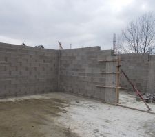 Pr&eacute;paration du pilier r&eacute;ceptionnant nos 2 grosses poutres