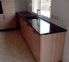 Plan de travail en granit noir absolu de chez granitset.fr (un peu de pub il travail bien) et son de chartres