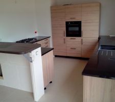 Plan de travail en granit noir absolu de chez granitset.fr (un peu de pub il travail bien) et son de chartres