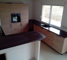 Plan de travail en granit noir absolu de chez granitset.fr (un peu de pub il travail bien) et son de chartres