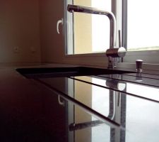 Plan de travail en granit noir absolu de chez granitset.fr (un peu de pub il travail bien) et son de chartres