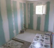 La salle de bain et le future receveur a encastrer a fleur de sol ^^