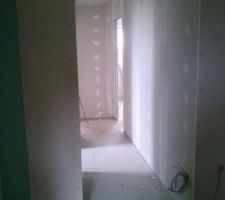 Vue couloir qui donne sur WC salle de bain chambre 2 et 3