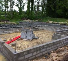 29 mai : la construction du vide-sanitaire continue... Sous la pluie !