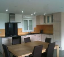 Une vue du côté cuisine de la grande pièce