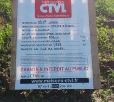 Enfin un panneau sur notre terrain entouré de jolis coquelicots!
Vivement les pelleteuses!