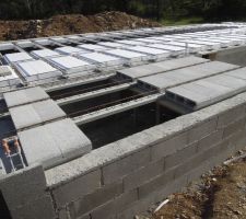 Au premier plan les entrevous b&eacute;ton du porche