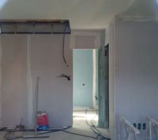 Au fond ma chambre, à droite la salle de douche