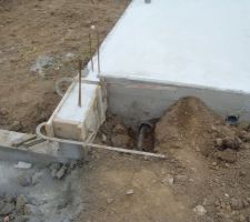 Sortie des eaux usées en attente devant la maison    une des ventilations du VS