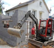 La terre prête à être nivelée tout autour de la maison