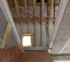 Pose du second Velux (Salle de bains)   Coffrage de l'escalier en cours.