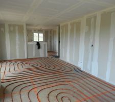 Passage des gaines pour plancher chauffant