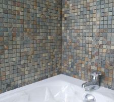 Salle de bain : mosa&iuml;que en cours