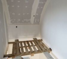 Cage d'escalier. placo fini-bandes et finitions en cours