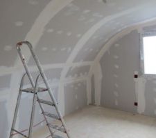 Chambre d'amis-placo fini et bandes en cours de finition