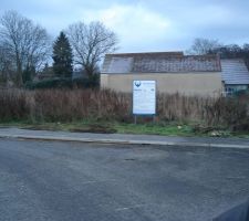 Terrain vue g&eacute;n&eacute;rale avec panneau