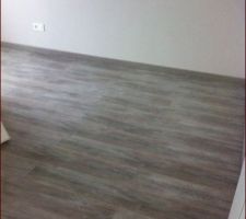 Parquet flottant chambre parents pos&eacute; OUF !!
un pouce coup&eacute;, 4 fils !!!! &ccedil;a fera un souvenir de plus ;-))