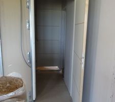 Le couloir qui va au garage.