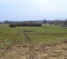 Vue d'ensemble du terrain qui s'&eacute;tend quasiment jusqu'&agrave; la haie du fond.