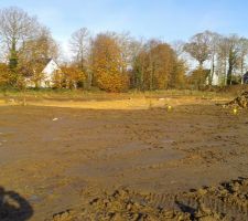 La largeur du terrain, de la borne de droite jusqu'a la borne tout &agrave; fait &agrave; gauche en y rajoutant 2 m&egrave;tres de plus.