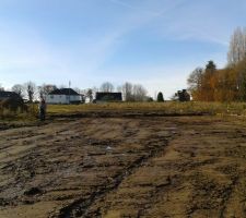 Ma petite femme se trouve &agrave; la limite gauche du terrain.