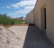 Le ptit tas de grave restant, et  l'emplacement de la terrasse provisoire