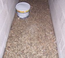 Gravier que nous avons mis sous escalier pour faire la futur cave de monsieur