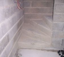 Depart des marche du sous sol a l'étage