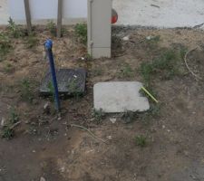 Le citerneau PTT, toujours à moitié chez le voisin. Cela fait 9 mois bientôt qu'on demande a ce qu'il soit déplacé sur notre terrain... Dans 15 jours le terrassier vient faire la tranchée, ERDF arrive le 5 juillet pour le branchement!!! DEmain ça va CH... des bulles pour ATARAXIA.