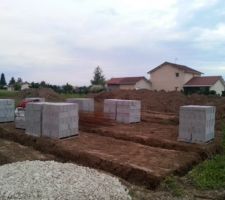 D&eacute;p&ocirc;t du premier moellon sur le terrain