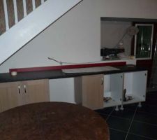 Vue sous escalier avec plan de travail déballé