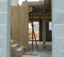 Vue de l'entrée et son escalier