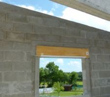 L'étage,  une des chambres et sa fenêtre