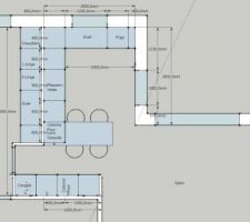 Installation de tout les éléments verticaux en fond de cuisine pour dégager l'espace au maximum avec optimisation de la chaufferie...

Il est aussi possible de mettre l'évier à la place de la table avec un comptoir réhaussé devant ,le frigo le long du four afin de dégager un coin repas plus confortable devant la fenêtre...