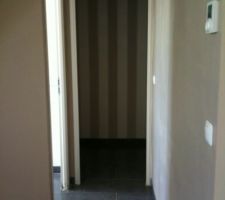 Le couloir en face les toilette a gauche la buanderie