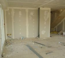 La cloison Salon-Bureau et sur sa droite, le futur poêle...