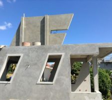 Un des deux murs support de l'arche métallique