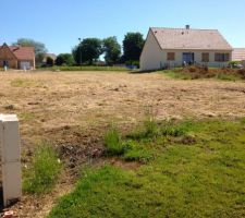 Notre terrain de 508m2 il s'arrete au niveau de la bute de terre en haut a droite
