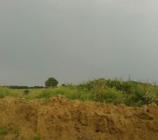 Visite du chantier sous un ciel menaçant...